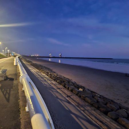 Driftmark Beachfront Location Aberavon Beach Sea Views Large Driveway Parking Private Site Fibre Optic Wi Fi Port Talbot Extérieur photo