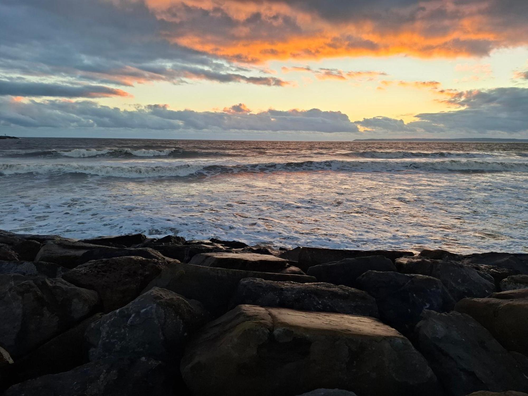 Driftmark Beachfront Location Aberavon Beach Sea Views Large Driveway Parking Private Site Fibre Optic Wi Fi Port Talbot Extérieur photo