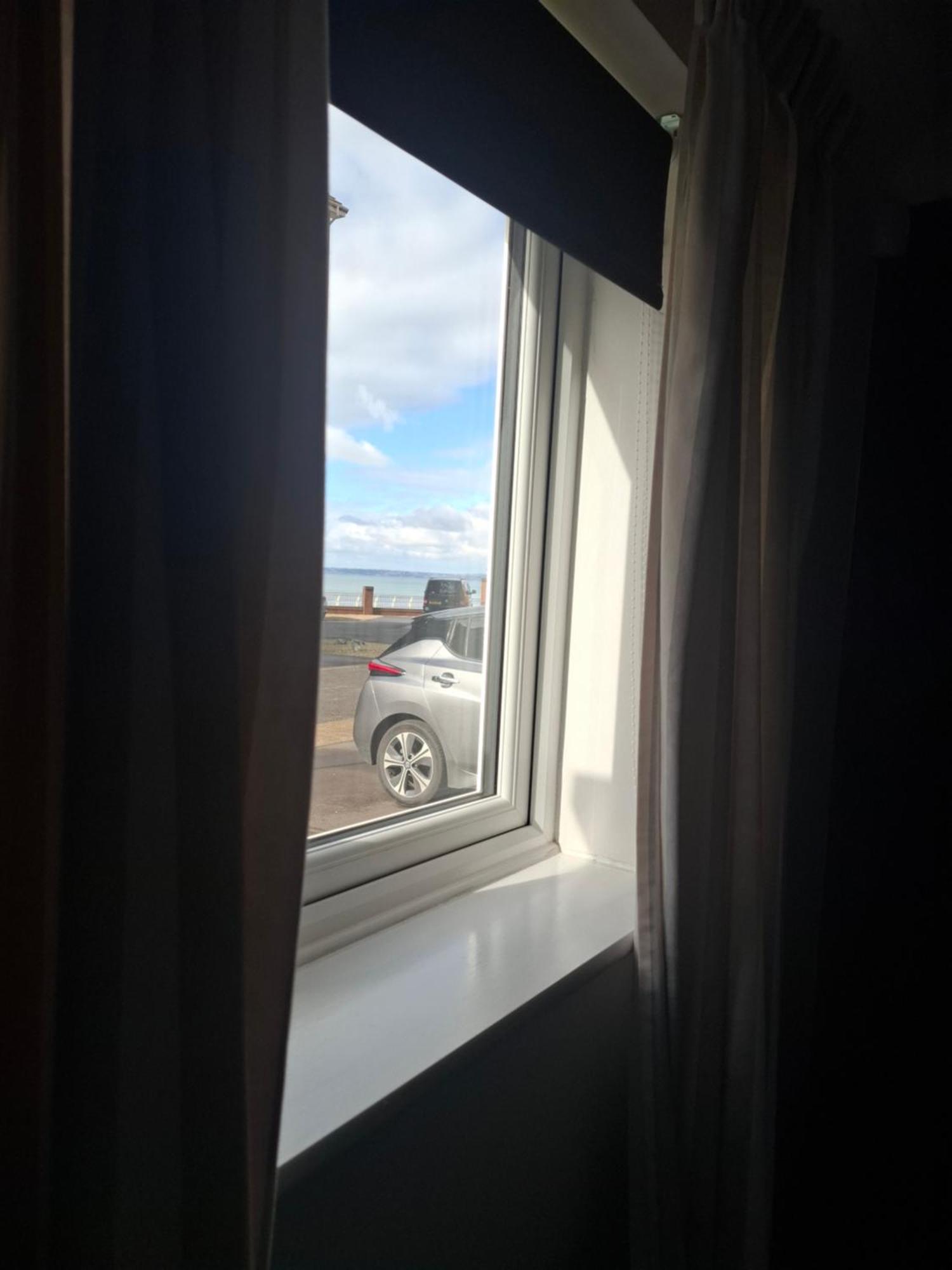 Driftmark Beachfront Location Aberavon Beach Sea Views Large Driveway Parking Private Site Fibre Optic Wi Fi Port Talbot Extérieur photo